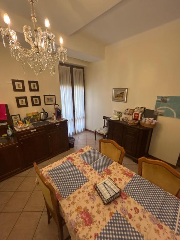 un piccolo spazio dove poter mangiare o bere un caffe' o un te a colazione o nel pomeriggio